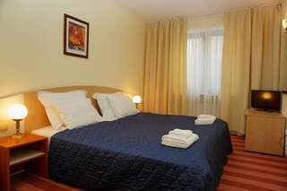 Отель Hotel Borovets Edelweiss Боровец Двухместный номер с 1 кроватью или 2 отдельными кроватями и возможностью пользоваться лыжным автобусом-1
